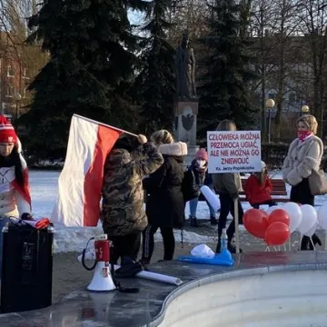 „Zjednoczeni dla Wolności” protestowali w Radomsku przeciwko rządowym obostrzeniom
