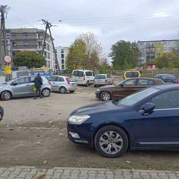 Problem z parkowaniem przy Starym Cmentarzu w Radomsku