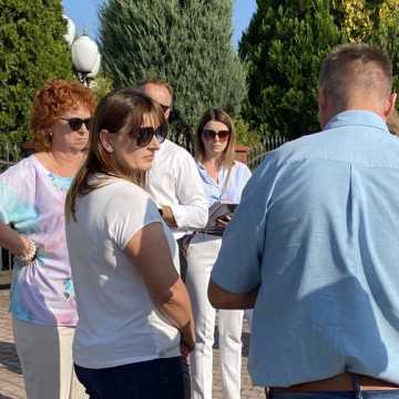 Przedsiębiorcy i mieszkańcy ul. Pajdaka w Radomsku skarżą się na małą ilość miejsc parkingowych