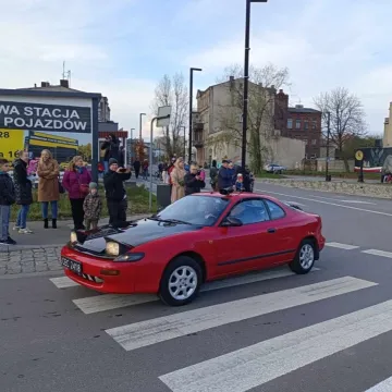 Zlot i parada zabytkowych samochodów w Święto Niepodległości w Radomsku