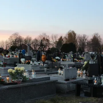 Kamieńsk: Ruch na cmentarzu w przeddzień Wszystkich Świętych