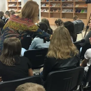 Spotkanie młodzieży z pisarką w bibliotece
