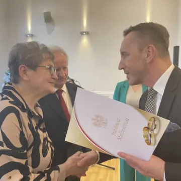 Sześć par uhonorowanych medalami za długoletnie pożycie małżeńskie