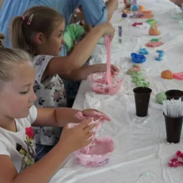 „Sensoryczne masy plastyczne”, warsztaty dla dzieci w MDK