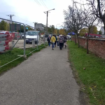 Problem z parkowaniem przy Starym Cmentarzu w Radomsku