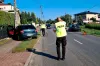 Wypadek w Dobryszycach. Golf uderzył w latarnię, jedna osoba w szpitalu