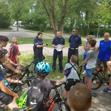 Policjanci tłumaczyli, jak bezpiecznie korzystać z pumptracka