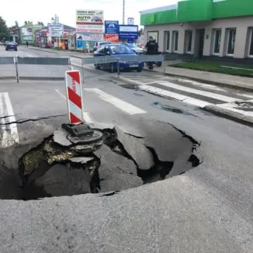Potężna dziura w jezdni na ul. Krasickiego w Radomsku