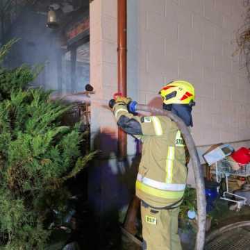 [WIDEO] Pożar domu w Kamieńsku. 75-letnia kobieta została przewieziona do szpitala