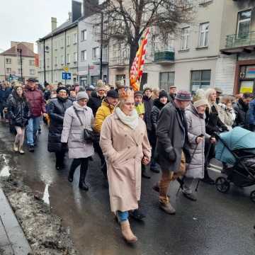 [WIDEO] Orszak Trzech Króli 2025 w Radomsku. „Kłaniajcie się królowie!”