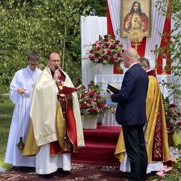 Procesja ku czci Bożego Ciała z parafii NMP Królowej Polski w Radomsku przeszła ulicami miasta