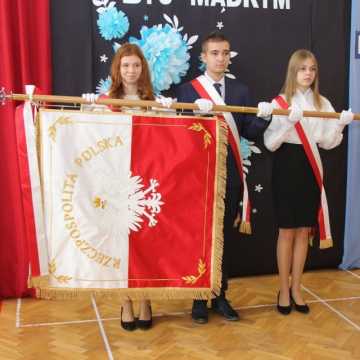Uroczystość przekazania sztandaru i nadania imienia szkole w Pławnie