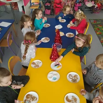 Dzieci z „zerówki” w PSP 8 robiły bożonarodzeniowe ozdoby