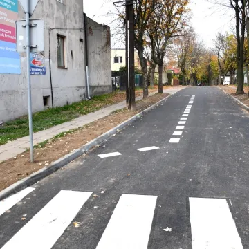 Piotrków Tryb.: ulica Staszica z wodociągiem i asfaltem