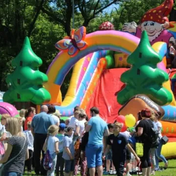 Barwny korowód z okazji Dnia Dziecka