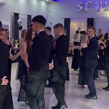 Szampańska zabawa studniówkowa ZSE w Radomsku