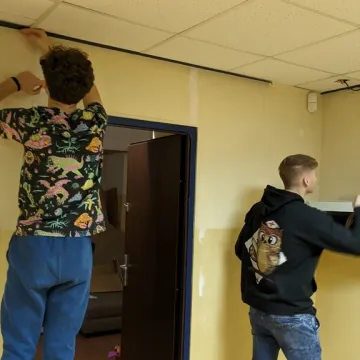 Uczniowie włączyli się w remont sali lekcyjnej w ZSE-E w Radomsku