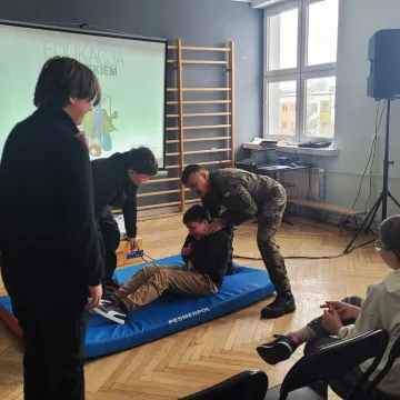 Wojsko w PSP nr 4 w Radomsku. Uczniowie uczestniczyli w specjalnych zajęciach