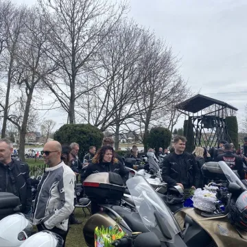 Tłumy motocyklistów i mieszkańców w Strzałkowie. Kolejna Moto Święconka za nami