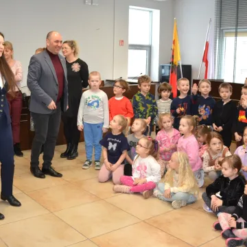 Przedszkolaki  z PP nr 10 z wizytą w Starostwie Powiatowym w Radomsku
