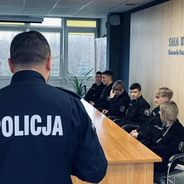 Uczniowie „mechanika” z wizytą w KPP w Radomsku