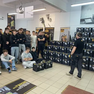 Akademia DeWalt w „Mechaniku”. Prestiżowy program tylko dla 10 szkół w kraju