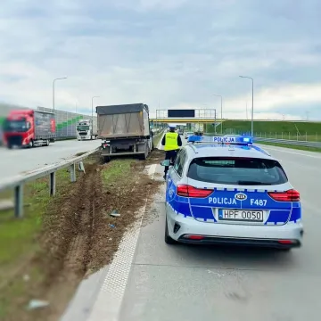 Wystrzeliła opona. Ciężarówka wjechała w bariery