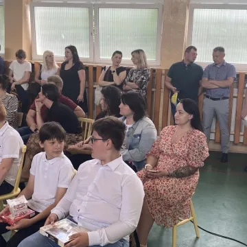 Zasłużone wakacje. Uczniowie „Jedynki” uroczyście zakończyli rok szkolny