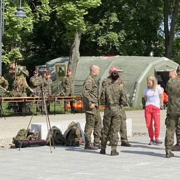 Żołnierze uczą w Radomsku kobiety podstaw samoobrony