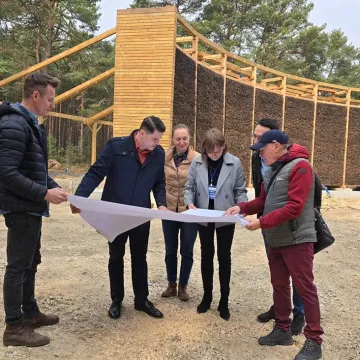 Postęp prac przy budowie tężni solankowych i ścieżek na Wrzoskach w Kamieńsku