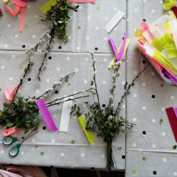 Dzieci tworzyły wielkanocne palmy