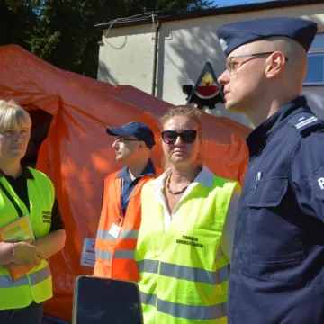 Ewakuacja ZSP 1 w Radomsku. Był pożar, strzały i osoby ranne