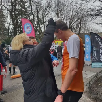 Bieg po schodach radomszczańskiego wieżowca. Wszystko dla WOŚP