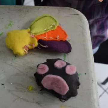 Filcowe przywieszki – wakacyjne warsztaty w MDK