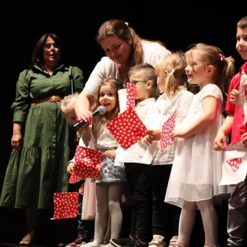 Dzieci z PP nr 9 w Radomsku wystąpiły w MDK dla mamy i taty