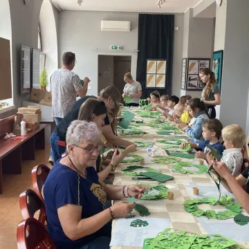 Emocje i wiosna na warsztatach kartonowych w Muzeum Regionalnym w Radomsku