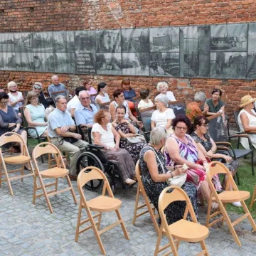 Koncert zespołu Impressja na dziedzińcu muzeum w Radomsku