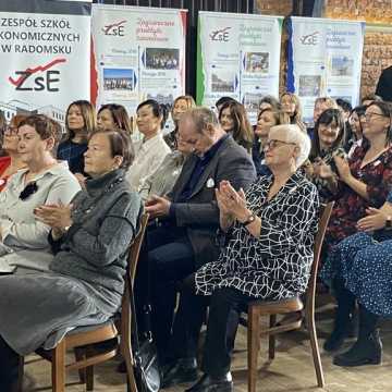 [WIDEO] Zespół Szkół Ekonomicznych w Radomsku świętuje 100-lecie istnienia. Były wspomnienia, życzenia i chwile wzruszeń