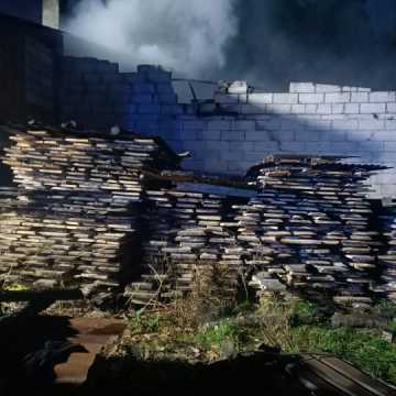 W Kolonii Borowiecko płonął skład drewna