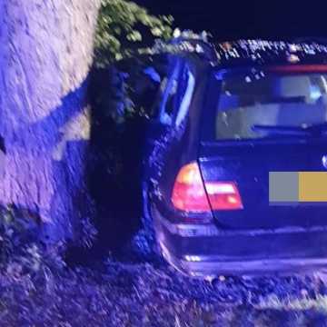 Kierująca BMW 19-latka uderzyła w drzewo. Trafiła do szpitala