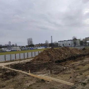 Na stadionie przy Brzeźnickiej buduje się nowa trybuna dla kibiców