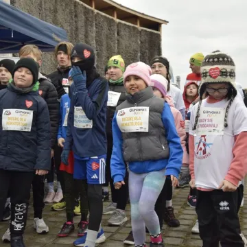 [WIDEO] Glinianki parkRUN w Radomsku. Bieg dla zdrowia i WOŚP 2025