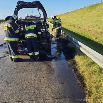 Strażacy gasili płonący samochód na A1. Nikomu nic się nie stało