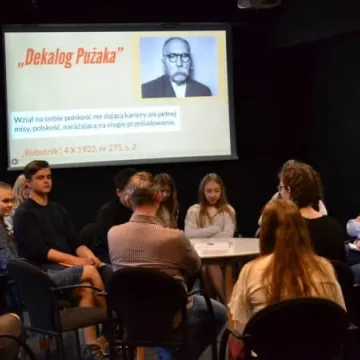 Debata w MDK ph. „Dekalog Pużaka”.