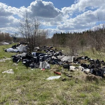 Gm. Gomunice: składowisko odpadów „wyrosło” nieopodal lasu