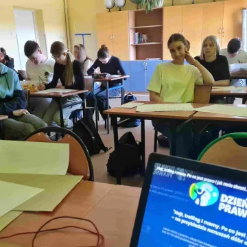 Hejt, trolling i memy. Lekcja prawa w Dobryszycach