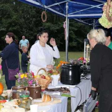 Jesienny piknik z KGW „Grzebień i Wyczesane”. Była pomoc, zabawa i integracja