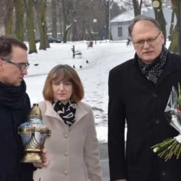 Kwiaty w rocznicę wyzwolenia Auschwitz 