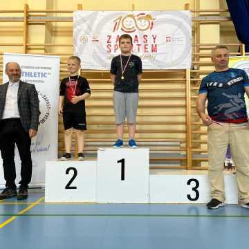 Rekordowa zdobycz medalowa zawodników UKS „Zapaśnik” Radomsko w ostatni weekend maja. Aż 50 medali w Woli Krzysztoporskiej i Radomiu