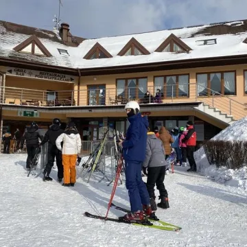 Tłumy narciarzy na Górze Kamieńsk